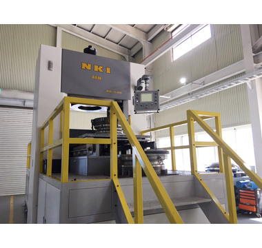 Abrasive flow machine